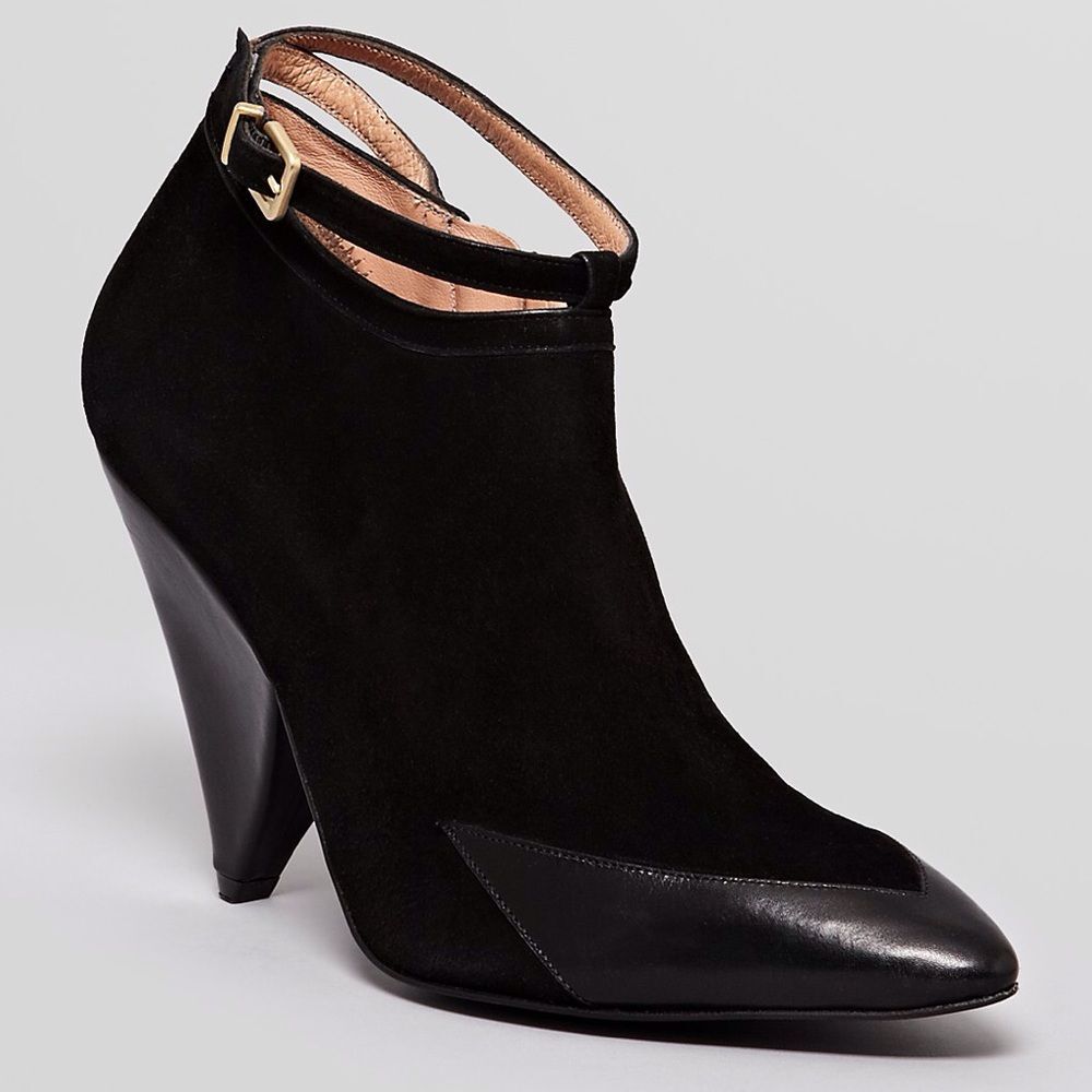 Robert Clergerie Gigi Pointed Toe Leather Bootie in Black 36.5